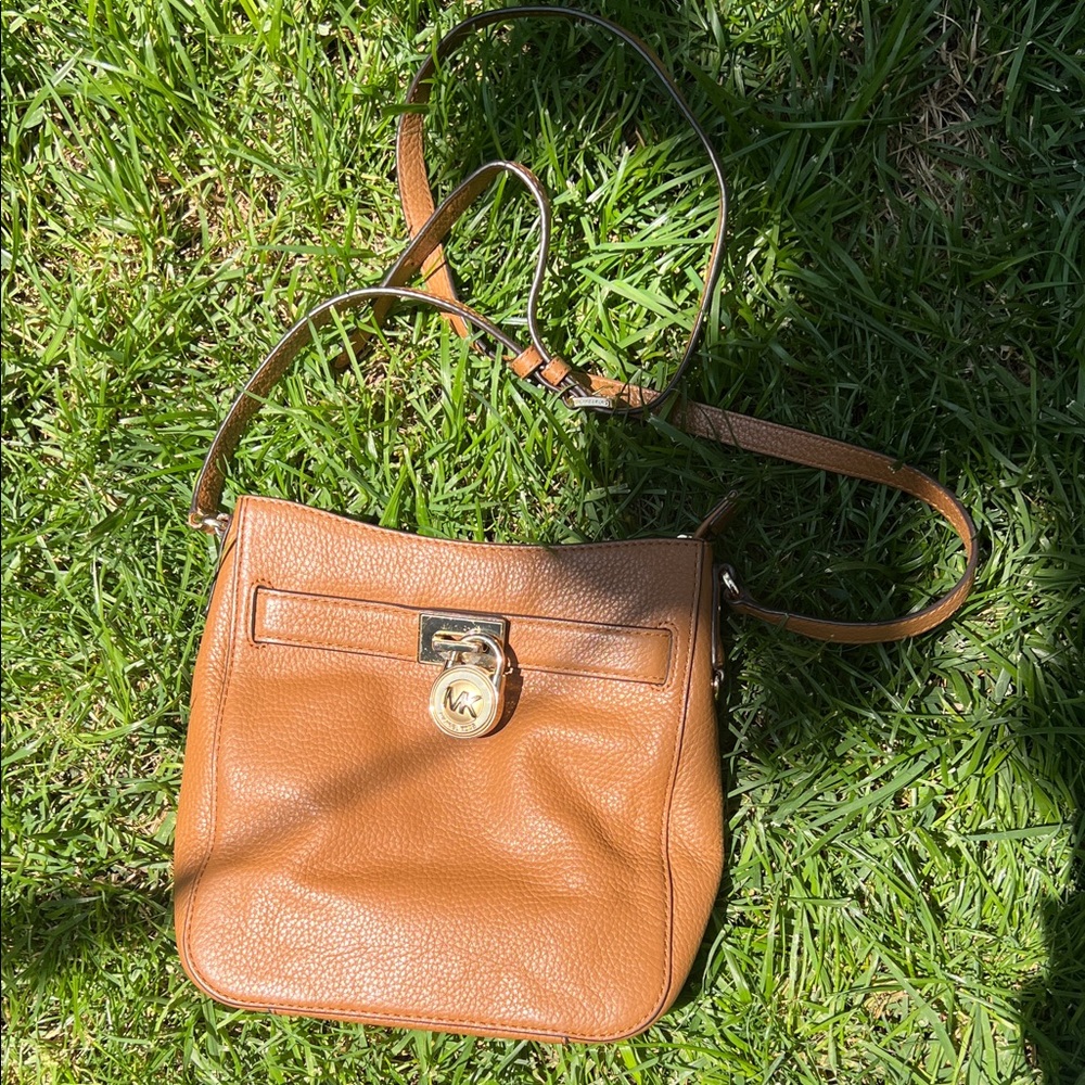 Elegant Tan Leather Crossbody Bag